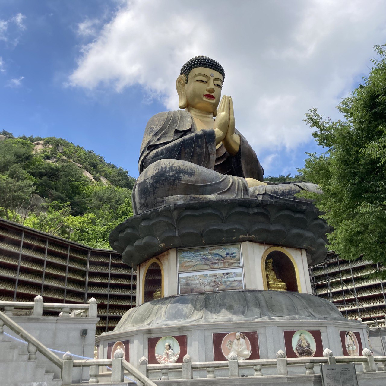 This Buddha is the largest in East Asia, casually found in one the trails close to Uisanbong.